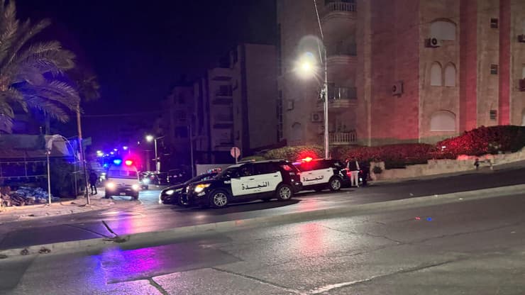 כוחות משטרה ירדניים בזירה (צילום: REUTERS/Jehad Shelbak) זירת הירי בשגרירות ישראל בעמאן, ירדן