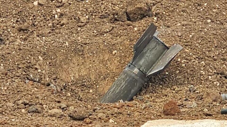 הטיל שנפל ולא התפוצץ באזור שפיים רסיסי רקטה בסמוך לכביש 2 ליד שפיים