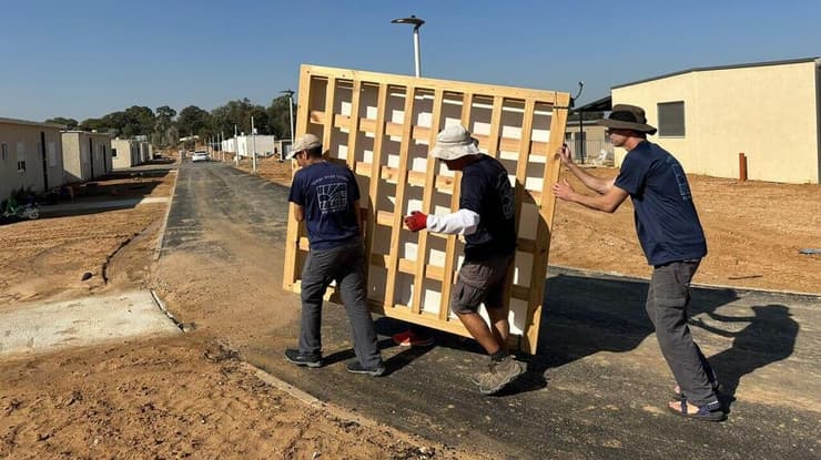 "רוצים שהם יידעו שאנחנו תומכים בהם". מתנדבי "הצוות הצפוני" בפעולה (צילום: באדיבות "הצוות הצפוני") פעילות "הצוות הצפוני"