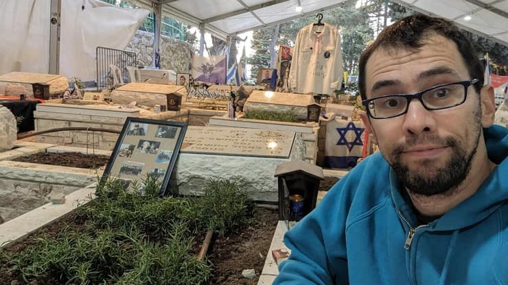 אליקים אליק אוסטר, אחיו של ההרוג הראשון בלחימה בלבנון סרן איתן יצחק אוסטר לוחם אגוז (מתוך פייסבוק ) אליקים אליק אוסטר, אחיו של ההרוג הראשון בלחימה בלבנון סרן איתן יצחק אוסטר לוחם אגוז