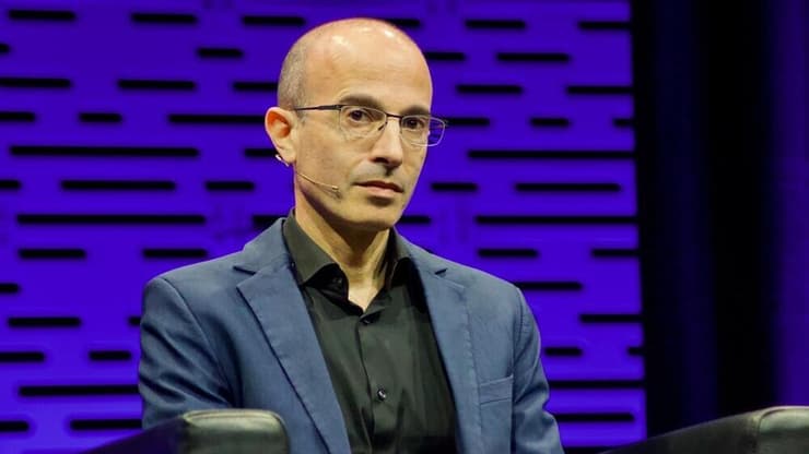 יובל נח הררי. לאחר שביקר אותו, גייטס הודה כי הפרופסור הישראלי צדק (צילום: Ryan Nash Photography / Shutterstock) יובל נח הררי