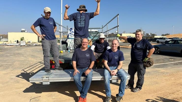 מתנדבי העמותה. "הרבה פעמים קשה להם לגעת בחפצים שהוחרבו" (צילום: באדיבות "הצוות הצפוני") פעילות "הצוות הצפוני"