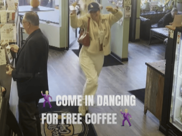 לקוחות רוקדים בכניסה לקפה מילאנו במידלבורו, מסצ'וסטס (צילום: TikTok@coffeemilanocafe) לקוחות רוקדים בכניסה לקפה מילאנו במידלבורו, מסצ'וסטס