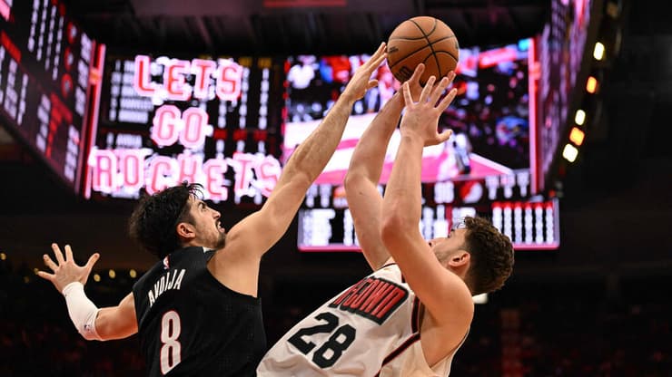 מהלך גדול בקלאץ'. אבדיה חוסם את שנגון (צילום: Jack Gorman / GETTY IMAGES NORTH AMERICA / AFP) אבדיה חוסם את שנגון