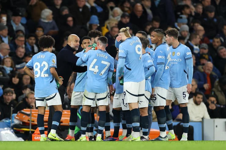 גווארדיולה מתדרך את השחקנים