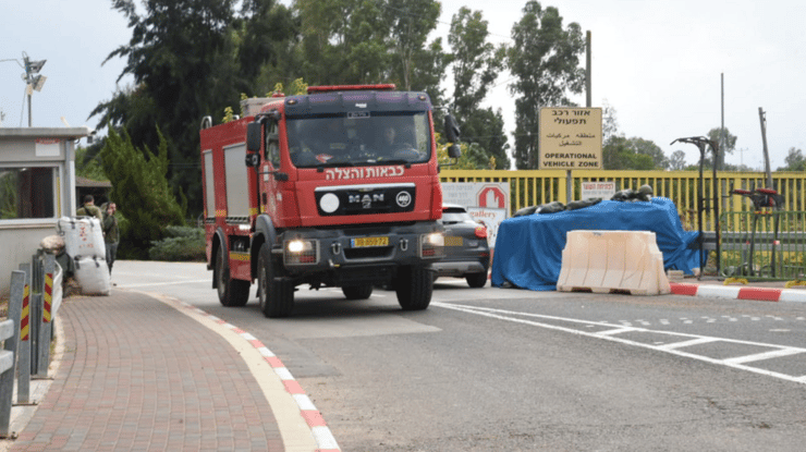 הכניסה לכפר בלום, לאחר הנפילה (צילום: אביהו שפירא) נפילה בכפר בלום