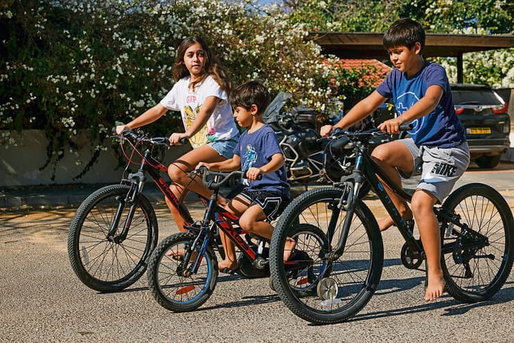 "קיבוץ זה קיבוץ וילדים מתרגלים מהר". במשכן הזמני של קהילת כפר עזה בשפיים (צילום: זיו קורן) yk14162172