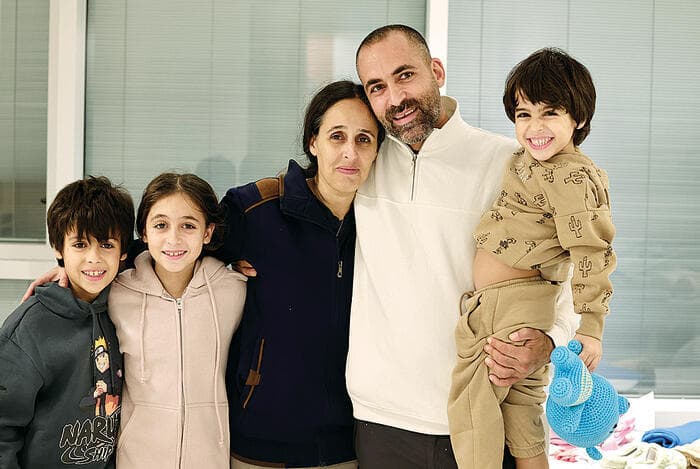 "הולכים לישון עם זה בלילה וקמים עם זה בבוקר". משפחת ברודץ' אחרי השחרור (צילום: דוברות שניידר) yk14162176