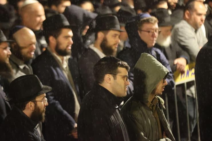 ההספדים בכפר חב"ד (צילום: מוטי קמחי) מסע הלוויתו של צבי קוגן ז"ל בכפר חב"ד