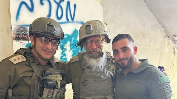 אל"מ אפרים אבני והרב צבי קוסטינר בתוך רפיח