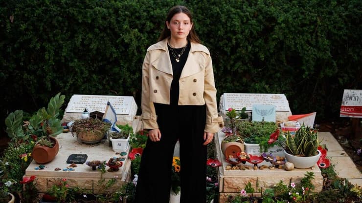 אגם גולדשטיין בין הקברים של אחותה ואביה ז"ל