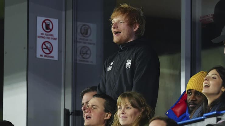 "לא הבנתי שהוא מתראיין". שירן ביציע של איפסוויץ', אתמול (צילום: AP Photo/Dave Shopland) אד שירן ביציע של איפסוויץ'