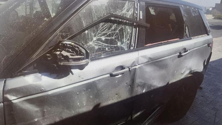 הרכב אחרי הפיצוץ (צילום: דוברות המשטרה) זירת פיצוץ רכב היוקרה של איש העסקים בכפר ורדים על ידי עברייני ארגון אבו לטיף