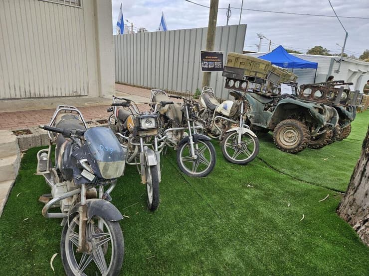 אופנועים ששימשו את חמאס בשבעה באוקטובר הוצגו בתצוגת השלל שתפסו לוחמי צה"ל בשטח דרום לבנון