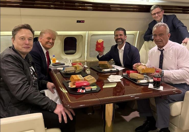 דונלד טראמפ ג'וניור עם אביו אילון מאסק ורוברט קנדי ג'וניור