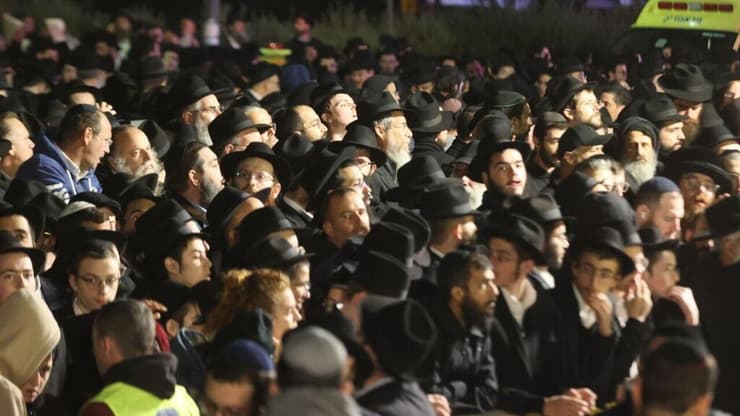 המונים במסע ההלוויה (צילום: מוטי קמחי) מסע הלוויתו של צבי קוגן ז"ל בכפר חב"ד