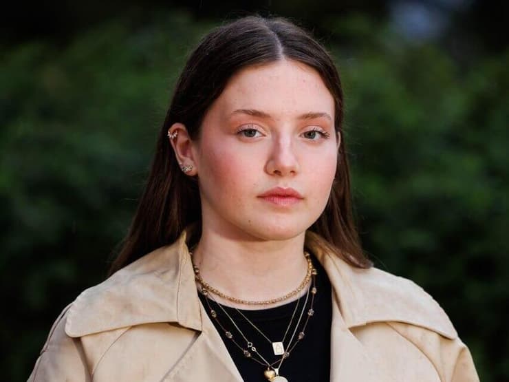 אגם גולדשטיין בין הקברים של אחותה ואביה ז"ל