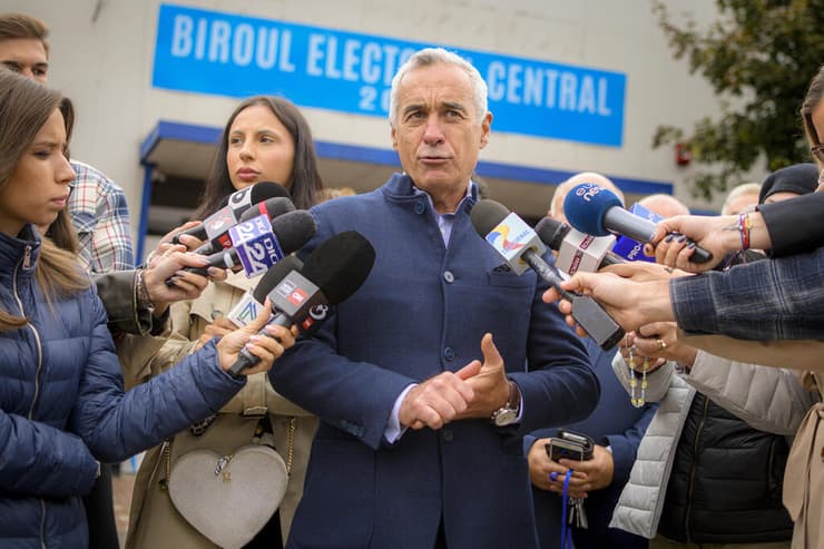 ג'ורג'סקו, המנצח הגדול של הסיבוב הראשון. "הטילים של נאט"ו בושה לדיפלומטיה" (צילום: AP Photo/Alexandru Dobre) רומניה קאלין ג'ורג'סקו מועמד לנשיאות ימין קיצוני עצמאי הפתיע סיבוב ראשון