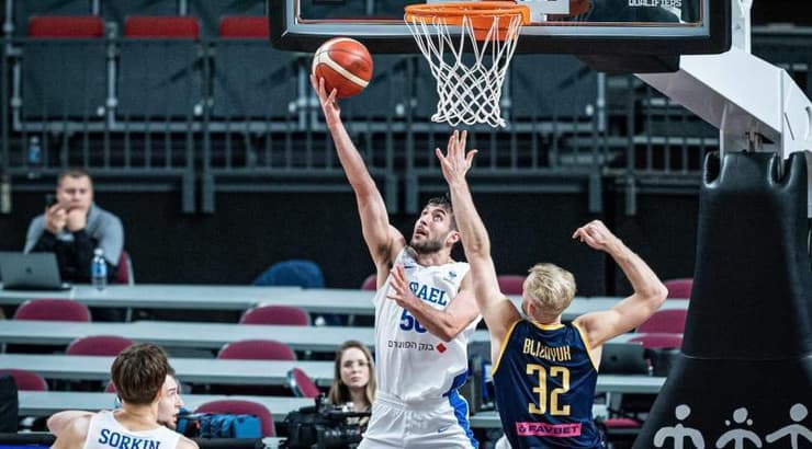 יובל זוסמן מתחת לסל