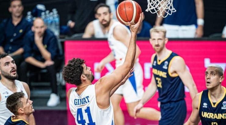 תומר גינת מניח שתיים