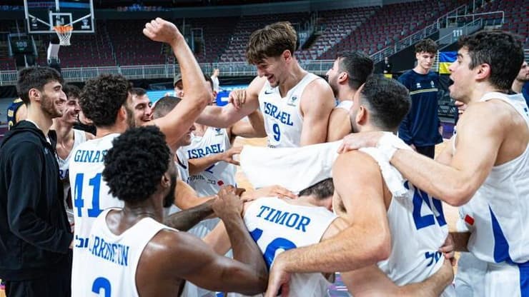 נבחרת הכדורסל חוגגת (פיב"א) נבחרת הכדורסל חוגגת