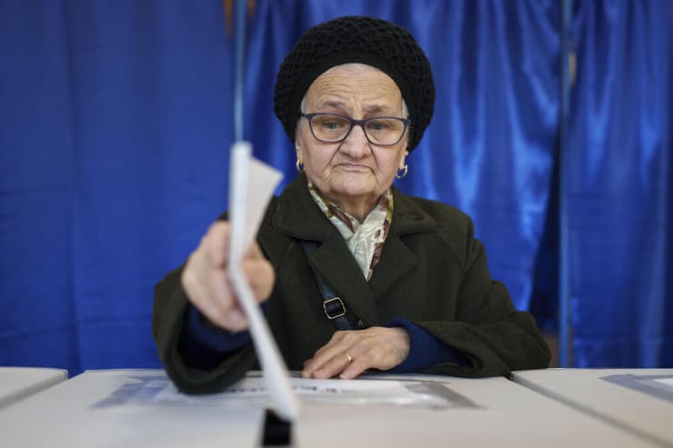 בקלפי בבוקרשט. תושבי רומניה בסכנה הגדולה ביותר באיחוד לעוני (צילום: AP Photo/Vadim Ghirda) רומניה בחירות לנשיאות סיבוב ראשון