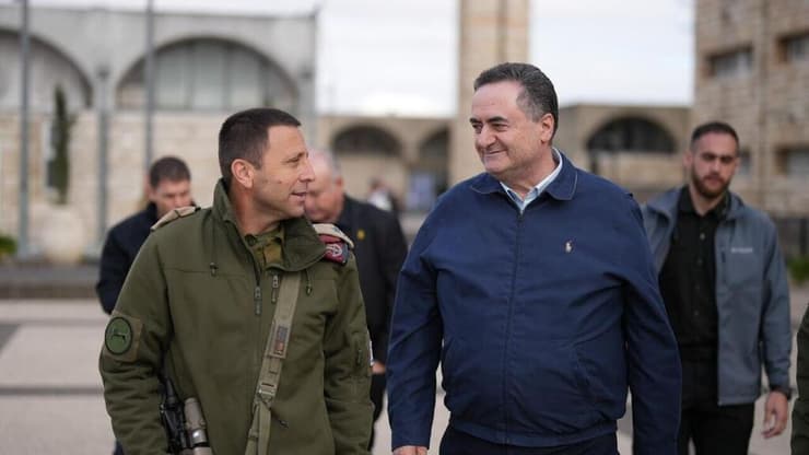 השר כ"ץ ומפקד פיקוד המרכז אלוף בלוט ( צילום: אלעד מלכה, משרד הביטחון) ישראל כ"ץ בביקור בפיקוד המרכז