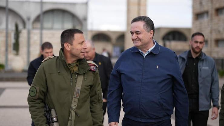 שר הביטחון ישראל כ"ץ ואלוף אבי בלוט ( צילום: אלעד מלכה, משרד הביטחון) ישראל כ"ץ בביקור בפיקוד המרכז