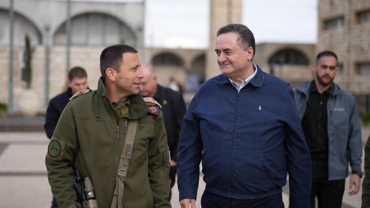ישראל כ"ץ עם אלוף אבי בלוט ( צילום: אלעד מלכה, משרד הביטחון) ישראל כ"ץ בביקור בפיקוד המרכז