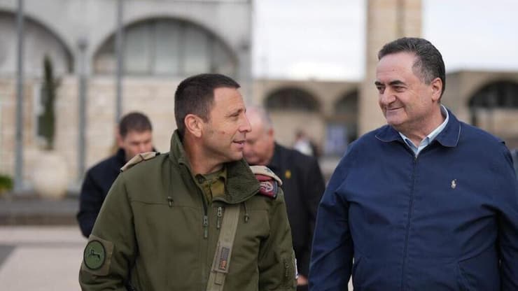 השר כ"ץ ומפקד פיקוד המרכז אלוף בלוט ( צילום: אלעד מלכה, משרד הביטחון) ישראל כ"ץ בביקור בפיקוד המרכז