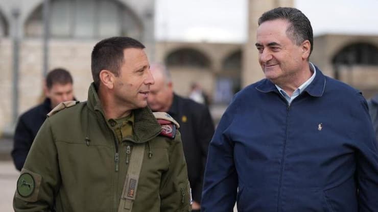 כ"ץ ובלוט. דרדיק במרכז העימות - שבשיאו הכריז כ"ץ על ההדחה ( צילום: אלעד מלכה, משרד הביטחון) ישראל כ"ץ בביקור בפיקוד המרכז