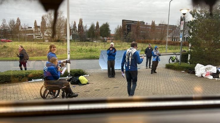 כמה מהמפגינים מחוץ למשרדי הארגון (צילום: אלכסנדר בלום) כמה מהמפגינים מחוץ למשרדי הארגון