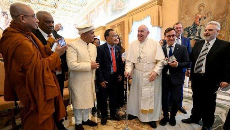 האפיפיור פרנציסקוס במפגש עם המשלחת הבינדתית