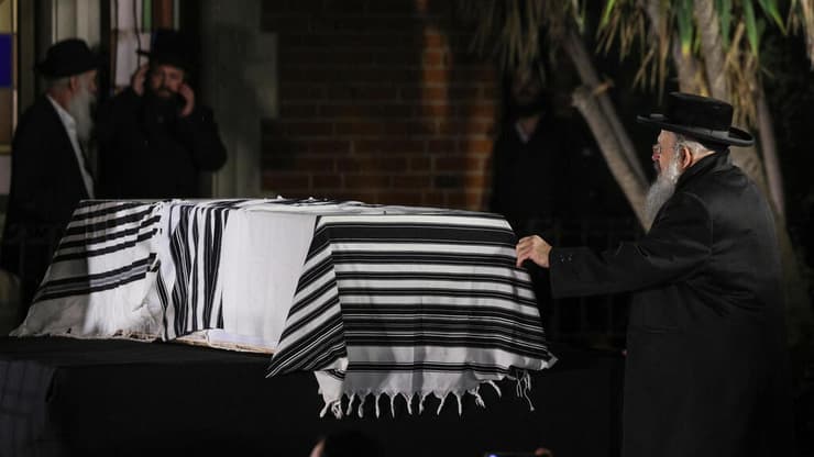 צילום: REUTERS/Stoyan Nenov הלוויתו של הרב צבי קוגן ז"ל