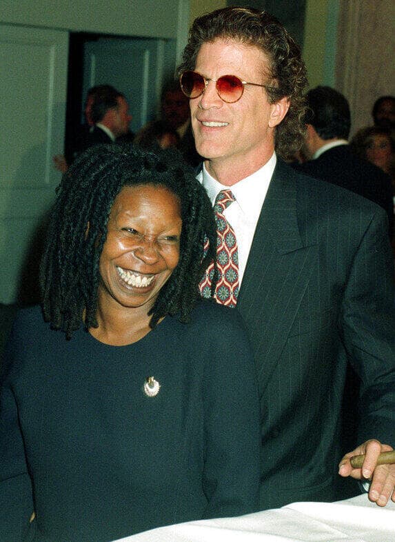 הזוג השנוא. טד דנסון ווופי גולדברג (צילום: AP Photo/Malcolm Clarke) טד דנסון ווופי גולדברג