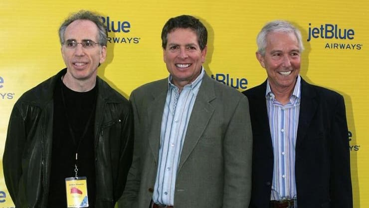 ג'ים אברהמס עם האחים דייוויד וג'רי צוקר (צילום: Mark Mainz/Getty Images) ג'ים אברהמס עם האחים דייוויד וג'רי צוקר