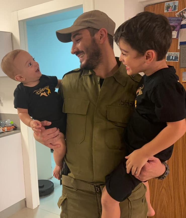 אליה עם אביו ואחיו התינוק. "מפותח ובוגר לגילו" אליה סבג פג