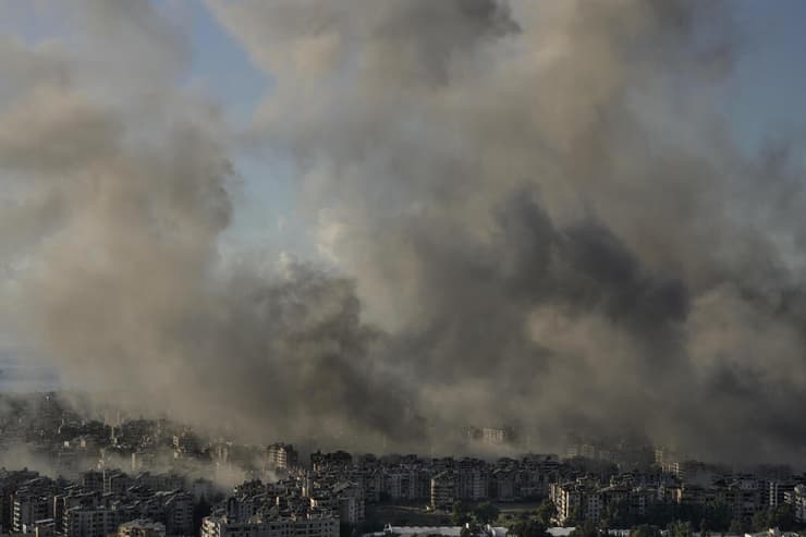 חגורת אש בביירות (צילום: AP Photo/Bilal Hussein) חגורת אש בביירות