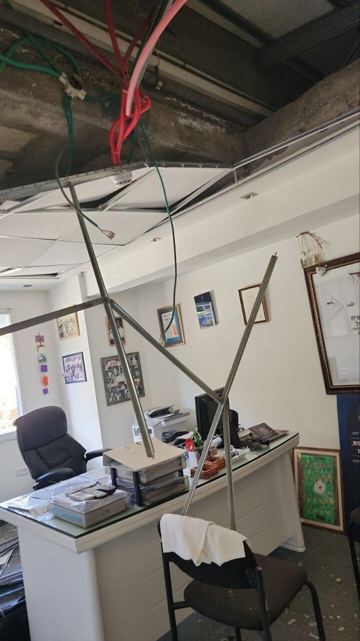 המשרדים של קריית שמונה לאחר נפילת הטיל