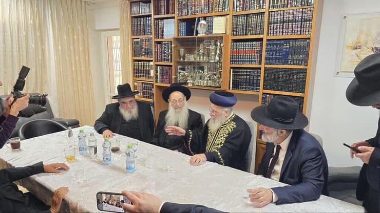 הרב יצחק יוסף בכינוס מועצת חכמי התורה של ש"ס, לצד ח"כ אריה דרעי, הרב משה מאיה והרב אברהם סאלים (צילום: אברהם פריינד) הרב יצחק יוסף בכינוס מועצת חכמי התורה של ש"ס, לצד ח"כ אריה דרעי, הרב משה מאיה והרב אברהם סאלים