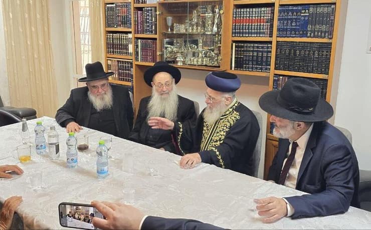 הרב יצחק יוסף בכינוס מועצת חכמי התורה של ש"ס, לצד ח"כ אריה דרעי, הרב משה מאיה והרב אברהם סאלים