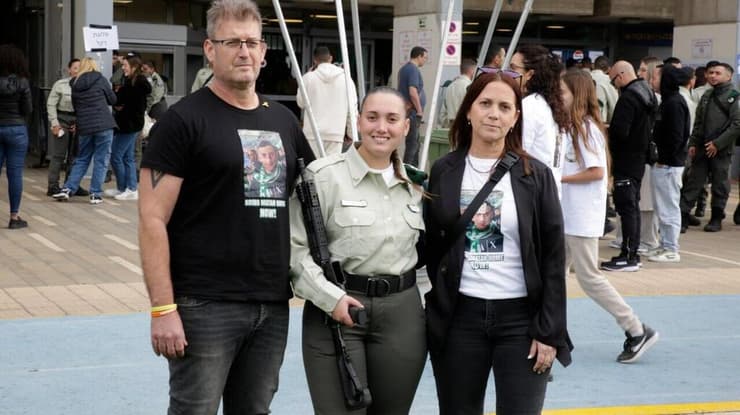 עדי עם ההורים, ענת וחגי