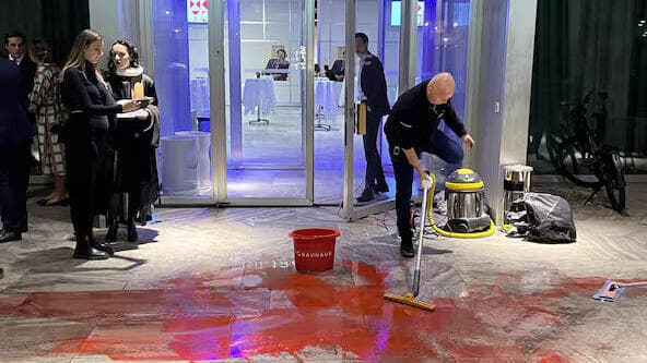 הצבע האדום מחוץ להופעתה של עדן גולן בשווייץ (צילום: Raphael Rauch) צבע אדום מחוץ להופעתה של עדן גולן בשווייץ