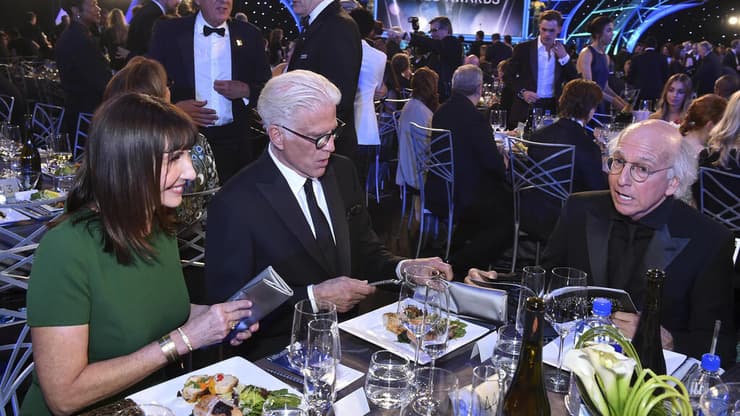 "הסדרה הזו החזירה לי את הרצון להיות בסביבה של יצירה מצחיקה. אני חייב הרבה מאוד ללארי למרות שהוא קוץ בישבן". לארי דייויד וטד דנסון (צילום: Vince Bucci/Invision/AP) טד דנסון ולארי דיוויד