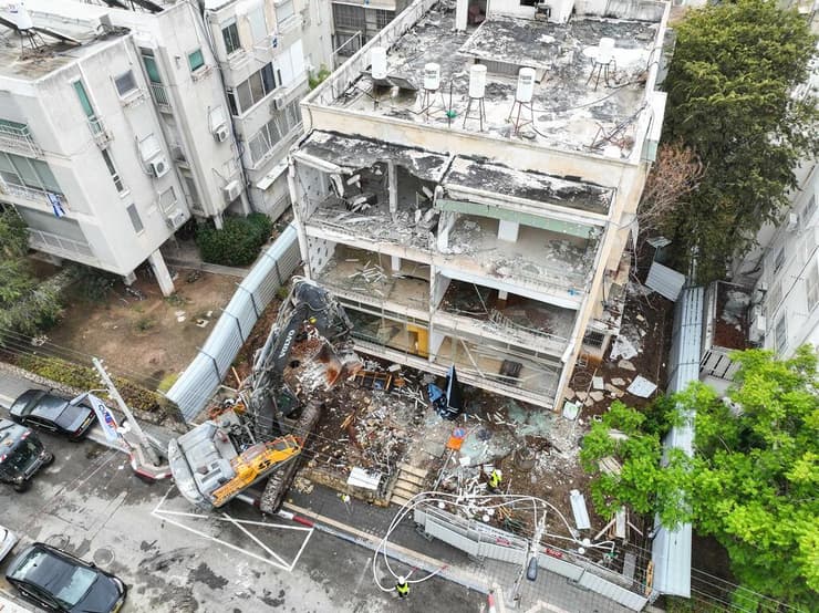 הריסת בניין ישן במסגרת תמ"א 38 ברחוב זכרון יעקב בתל אביב