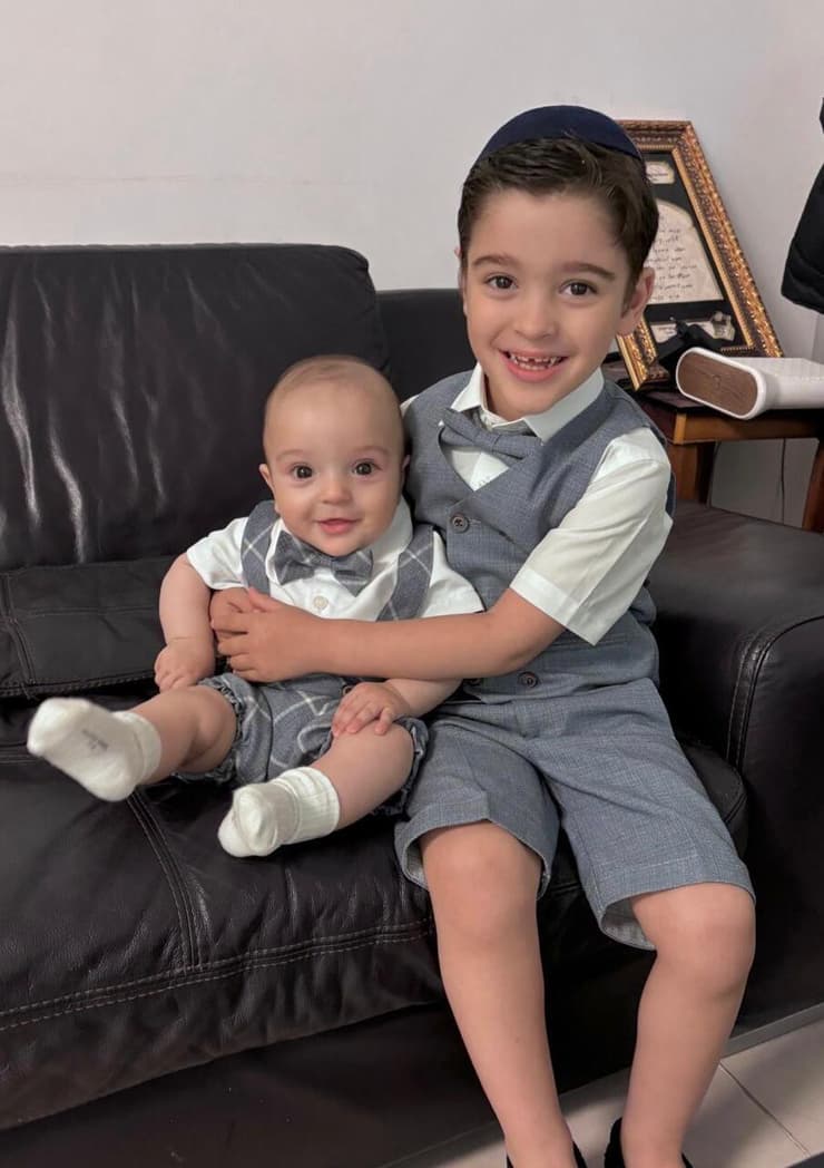 אליה סבג ואחיו התינוק. תמונה של אושר אליה סבג פג