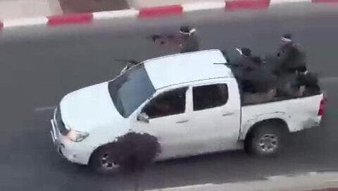 טנדר ובו מחבלים חמושים בעיר שדרות