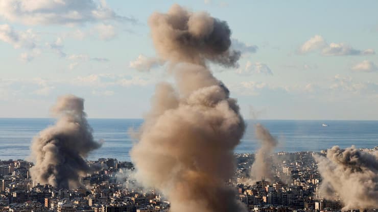 חגורת אש בביירות (צילום: REUTERS/Mohamed Azakir/רויטרס) חגורת אש בביירות