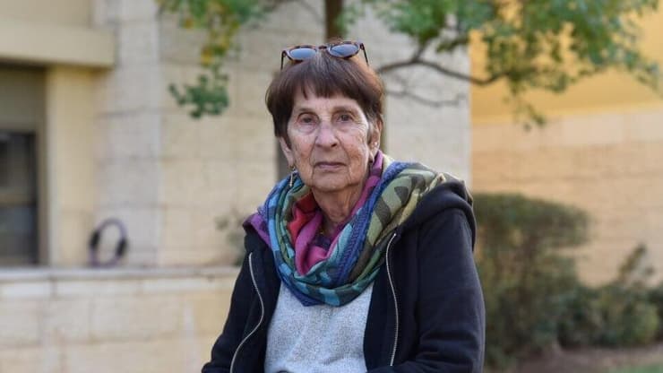 "ברגע שיגידו לחזור, אעמיס את הציוד". נאוה ארז מקיבוץ חניתה (צילום: שרון צור) נאוה ארז