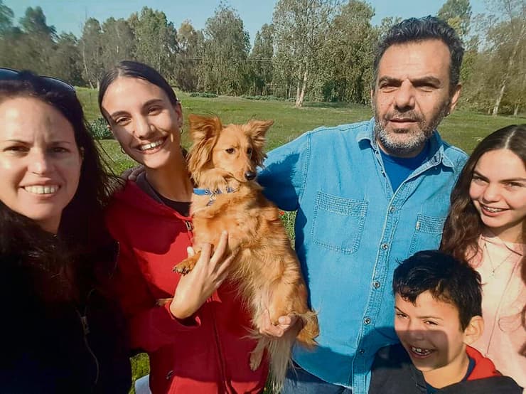 משפחת זוהר עם הכלב חביבי. משמאל לימין: יסמין, תכלת, יניב וקשת ז"ל, שנרצחו, והבן אריאל שניצל yk14138529